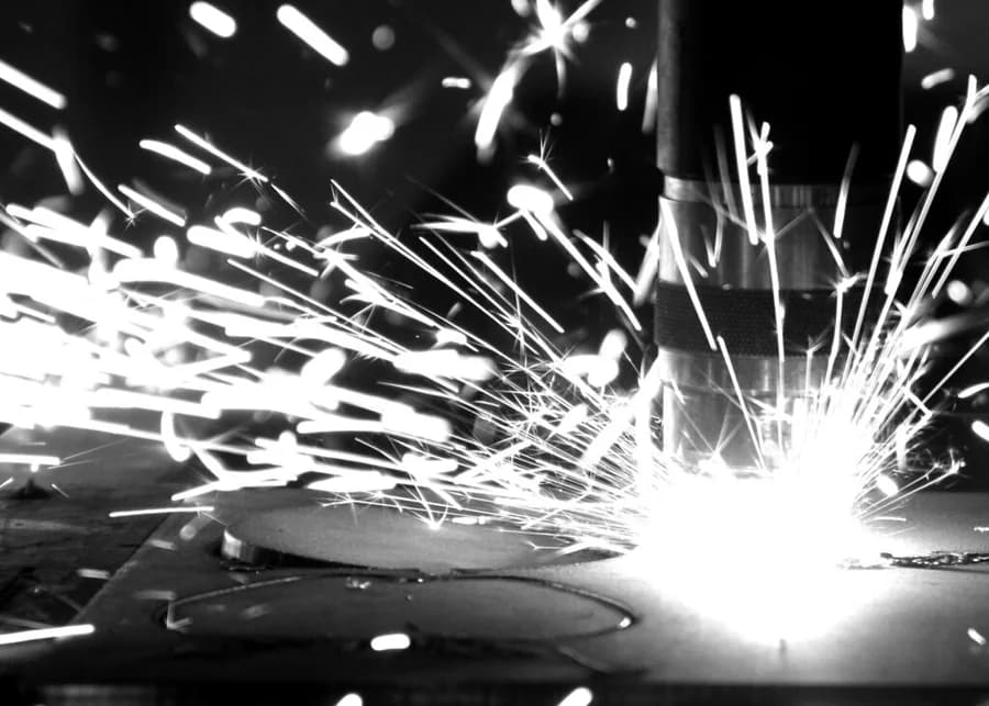 Plasma cutting a metal component with bright sparks