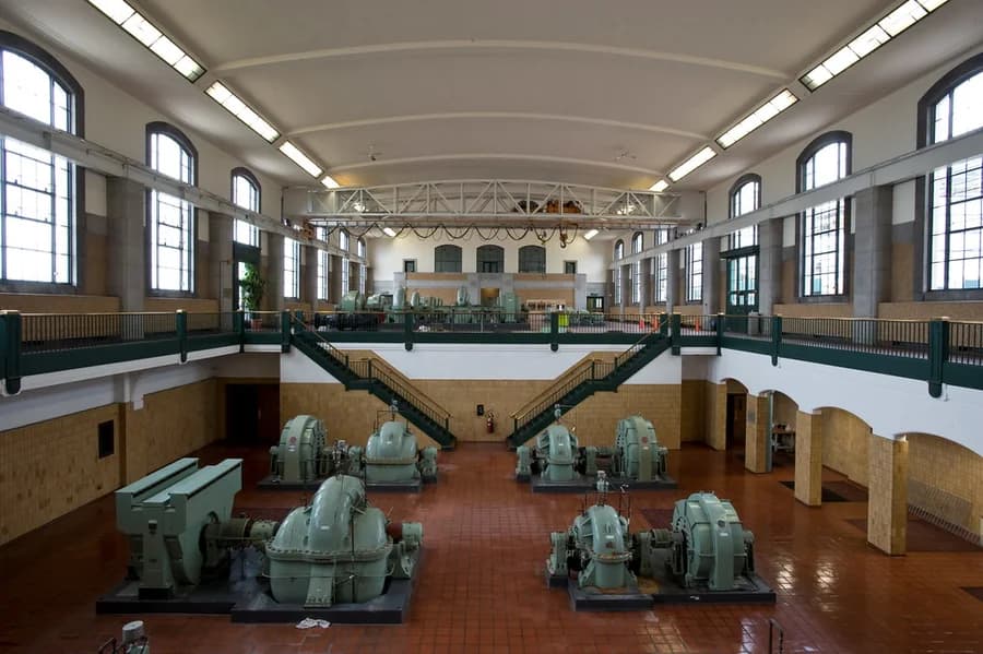 Pumps and metal service equipment in a water treatment hall