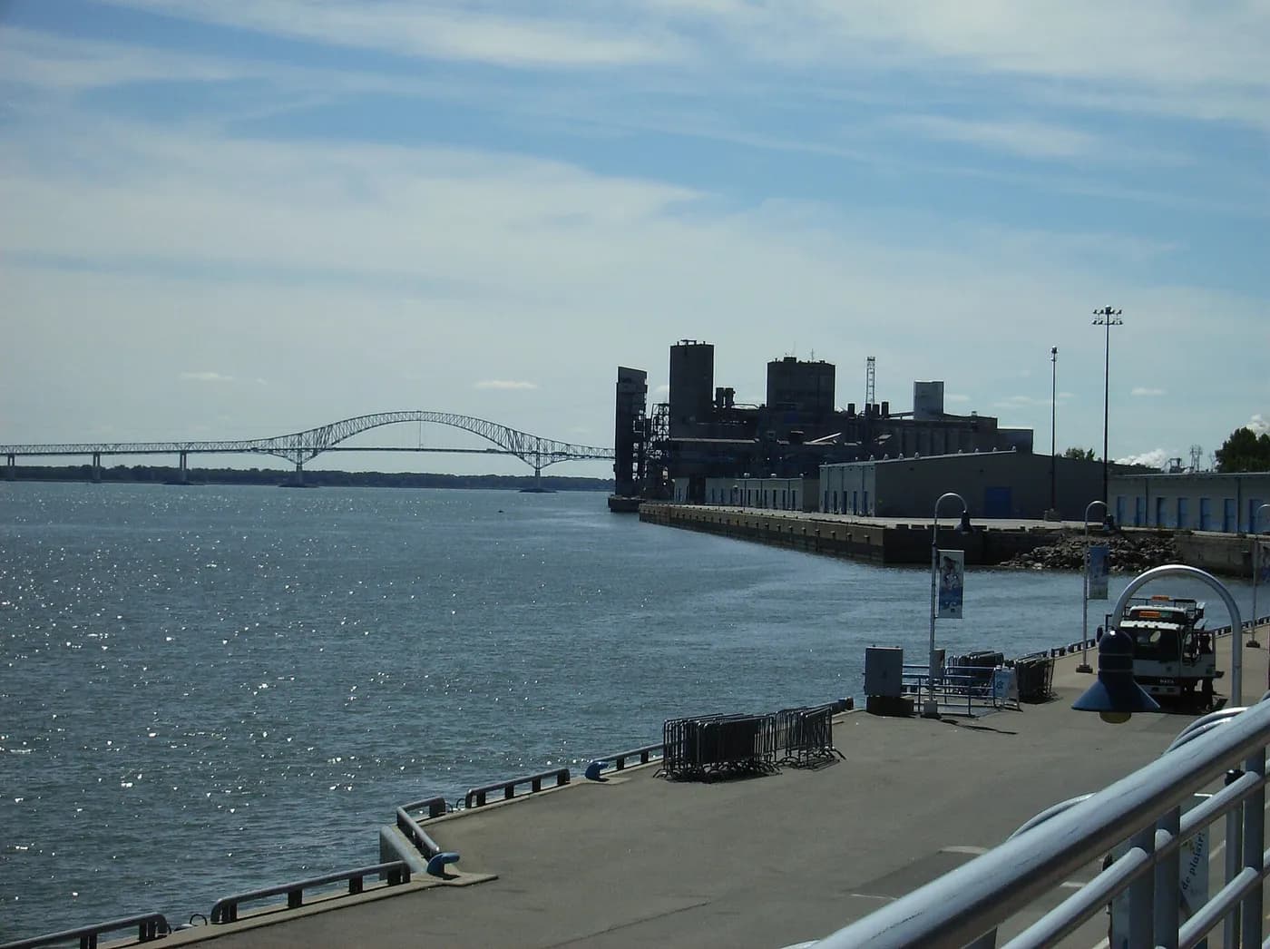 Laviolette Bridge and waterfront infrastructure in Trois-Rivières